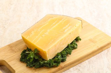 Sert parmesan peyniri.