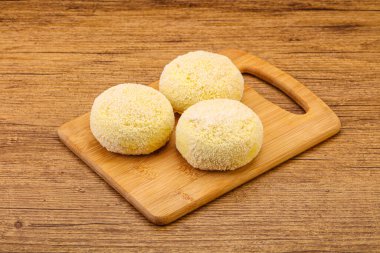 Çiğ patates ezmesi - doldurulmuş patates pirzolası - pişirmek için.