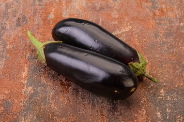 İki taze çiğ patlıcan pişirmek için izole edilmiş.