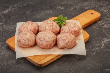 Yemek pişirmek için çiğ hindi köftesi.