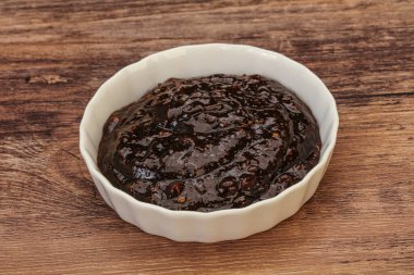 Kasede acı biber sosu var.