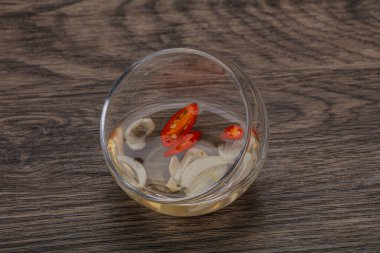 Acı biber ve sarımsaklı Vietnam sirkesi sosu.