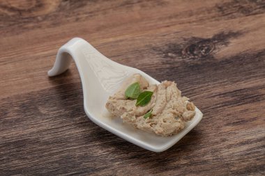 Kavanozda baharatlı ringa yağı var.