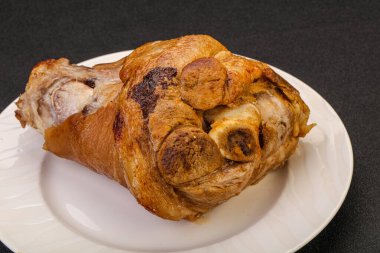 Baharatlı ve otlu domuz budu.