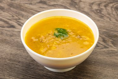 Füme et ve sebzeli bezelye çorbası.