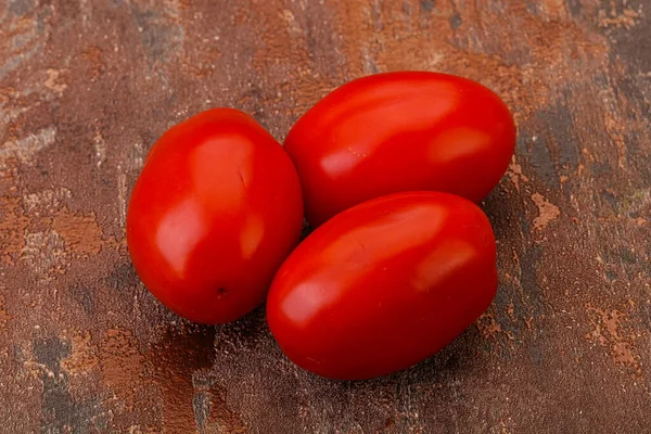Немногие Красные Яркие Вкусные Помидоры — стоковое фото