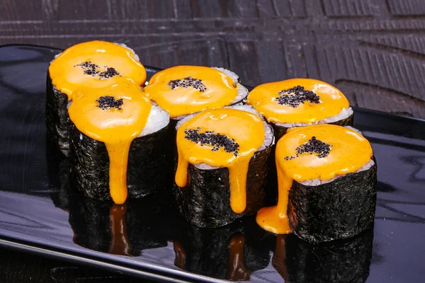 Roti Gulung Jepang Maki Dengan Salmon Dan Saus — Stok Foto