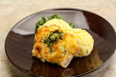 Patates püresi ve peynirli kızarmış pangasius fileto.