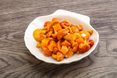 Baharatlı salamura bal mantarı kasede.