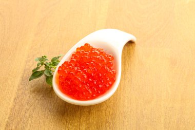 Rus kırmızı havyarı kasede.