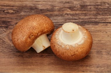 Arka planda Lezzetli Çiğ Kahverengi Şampiyonlar