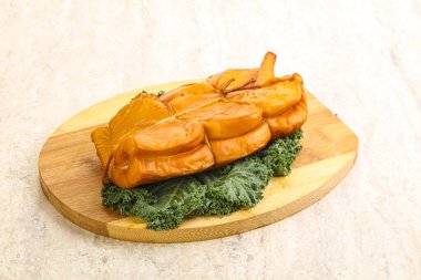 Tütsülenmiş kalamar aperatifi izole edilmiş.