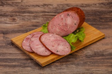 Baharatlı ve otlu füme jambon.