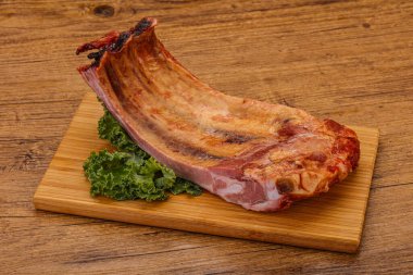 Baharatlı ve otlu domuz pirzolası.