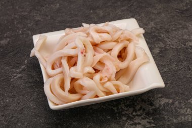 Lezzetli marine edilmiş mürekkep balığı kasede atıştırmalık parçalar.