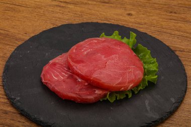 Izgara için çiğ ton balığı bifteği.