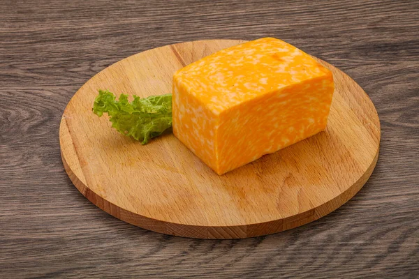 ボード上のデイリーマーブルチーズレンガ — ストック写真