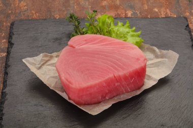 Çiğ ton balığı bifteği pişirmeye hazır.