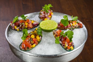 Haşlanmış midye ve sebze ve sos.