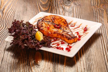 Limonlu ve soslu ızgara somon bifteği.