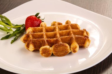 Tatlı Viyana Waffle 'ları çilek ve nane sunar.