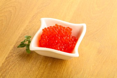 Rus kırmızı havyarı kasede.