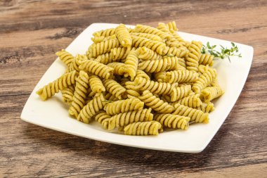 Pesto soslu İtalyan makarnası.
