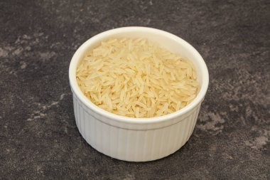 Tabakta çiğ Hint basmati pilavı