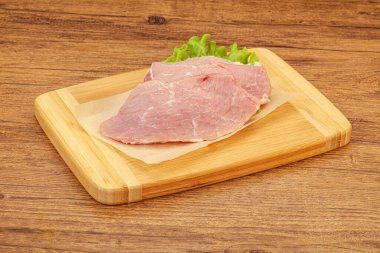 Çiğ domuz eti pişirmeye hazır.