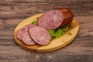 Baharatlı ve otlu füme jambon.