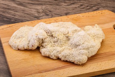 Kızartma için çiğ domuz eti şnitzel.