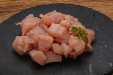 Pişirmek için çiğ tavuk göğsü.