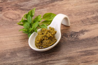 Fesleğen ve sedir fıstıklı yeşil sos sosu.