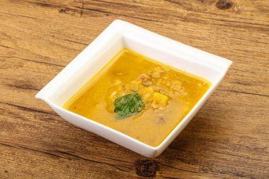 Füme et ve sebzeli bezelye çorbası.