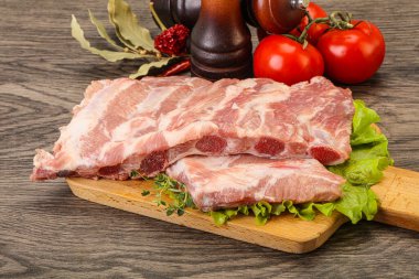 Pişirmek için çiğ domuz eti.