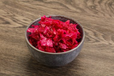 Kasede pancar kökü olan marine edilmiş kırmızı lahana.