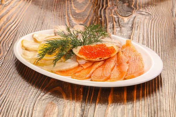 スライスした魚のミックスプレートキャビアと前菜 — ストック写真