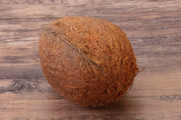 背景に隔離された熱帯茶色のココナッツ — ストック写真