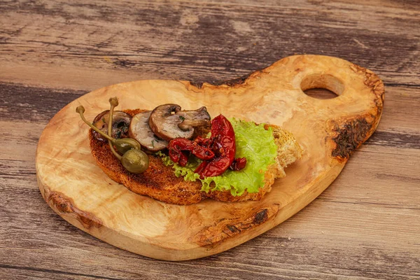 Mantarlı vegan bruschetta ve kuru domates.