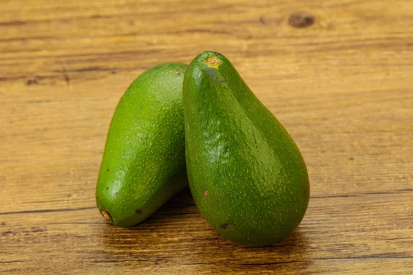 Två Mogna Exotiska Gröna Avokado Grönsaker — Stockfoto
