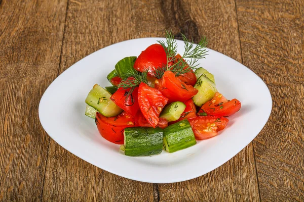 新鮮な野菜と春のサラダ トマトとキュウリ — ストック写真