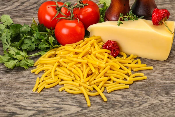 Italiaanse Pasta Rauwe Maccheroni Voor Het Koken Geserveerd Groenten — Stockfoto