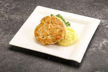 Kıymalı tavuk pirzolası ve patates püresi.