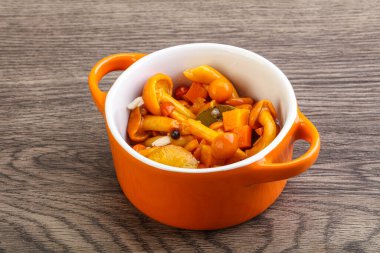 Baharatlı salamura bal mantarı kasede.