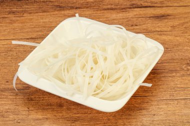 Haşlanmış pirinç eriştesi pişirmeye hazır.