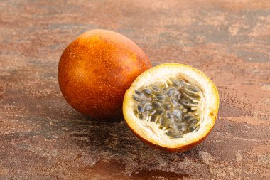 Dilimlenmiş tropik tatlı ve sulu Tutku meyvesi