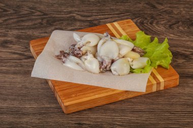 Çiğ deniz ürünleri, güvertede pişirmek için mürekkep balığı.