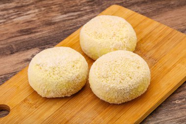 Çiğ patates ezmesi - doldurulmuş patates pirzolası - pişirmek için.