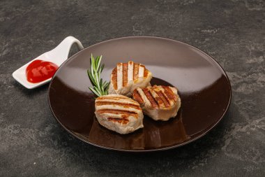 Domates soslu ızgara domuz madalyonu. Biberiye servis ediliyor.