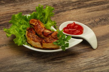 Kızarmış tavuk, beyaz sosis ve ketçap.